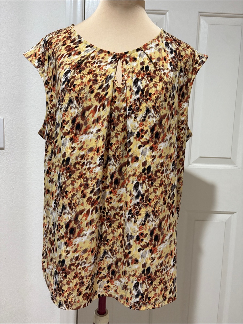 KASPER beautiful sleeveless blouse Size XL Made in Indonesia  95% polyester